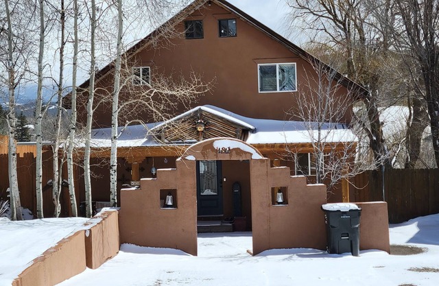 Right downtown Pagosa!near shops and riverwalk.