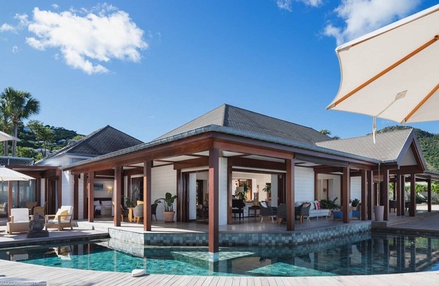 Right on the beach luxurious top end villa