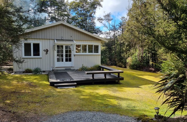 Rimu Lodge, a Cosy Cottage in St Arnaud, Lake Rotoiti, Nelson Lakes NP
