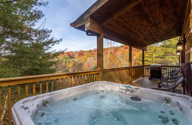 River Ridge - 3 story log cabin with Hot Tub - Pet Friendly - Walk to the New River