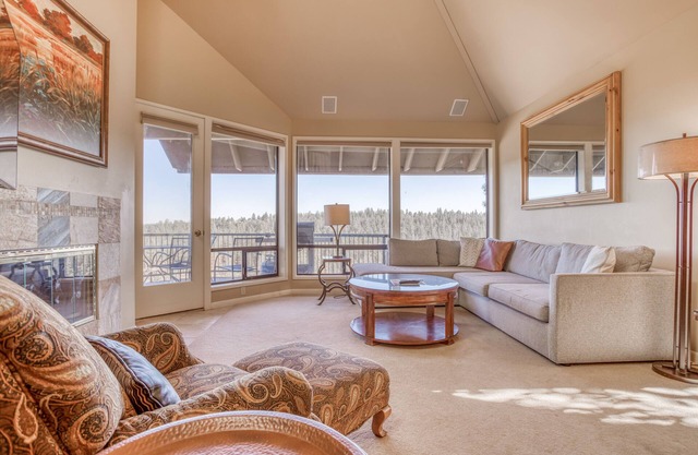 River Ridge 425AB - Meredith Lodging, River View 3-Bedroom Mt. Bachelor Condo