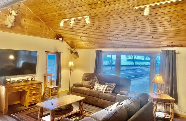 River View 3 bedroom/2bath top level apartment