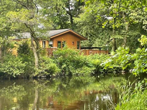 Riverbank Lodge