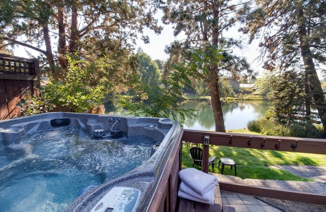 RiverBend Bungalow- RIVERFRONT with Salt Hot Tub, AC, 100+mbps Wifi, So Walkable