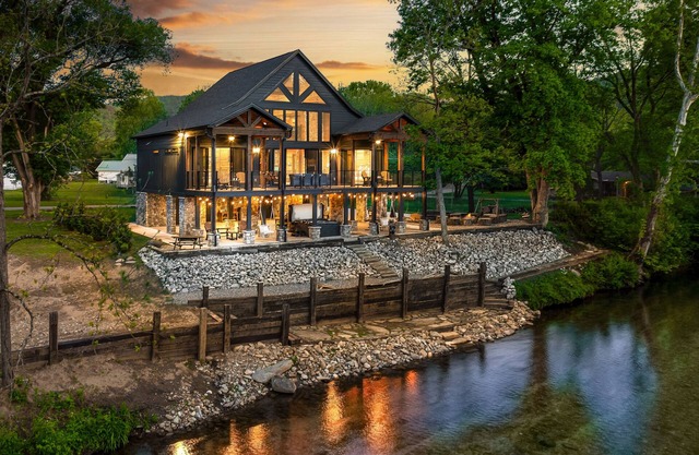 Riverfront luxury cabin w/Free Attraction TIckets, private hot tub & deck