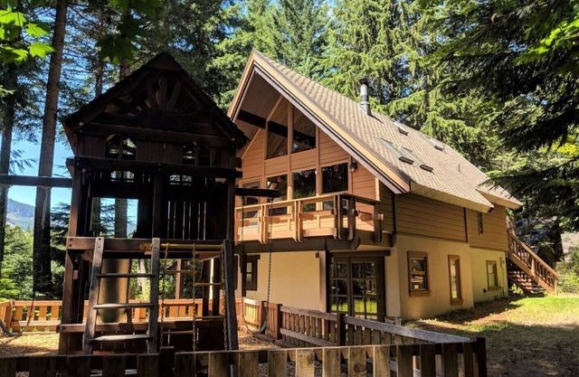 Riverfront Mt. Rainier/Crystal Mountain Chalet