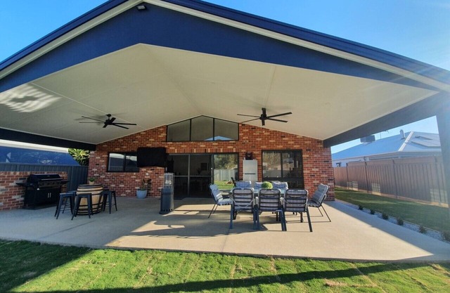 Rivergum Retreat Bundalong - 4 Bedroom Entertainer