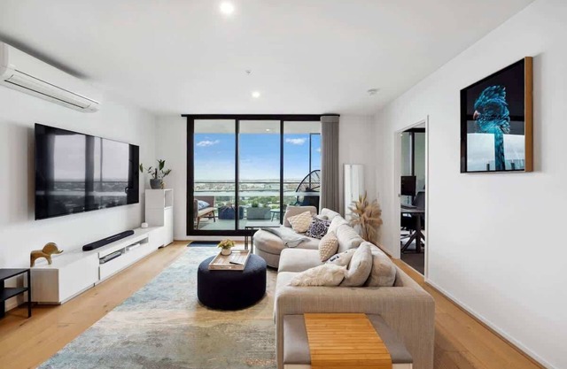 Riverina - Ultimate Footscray Getaway with parking!