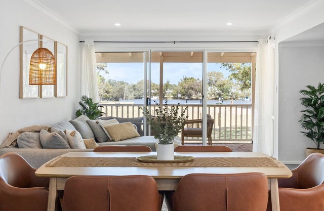 Riverside Bliss: Luxe Retreat in South Yunderup