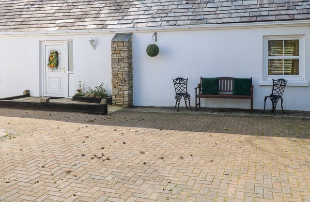 RIVERSIDE COTTAGE, family friendly in Glenties, County Donegal