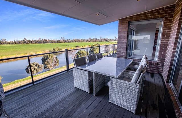 Riverside Haven - Elevated views of the Mitchell River and Clifton Creek