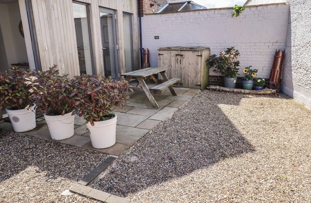 RIVERSIDE LODGE, family friendly, country holiday cottage in Alnmouth
