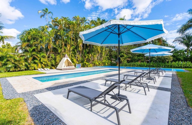 Riverside Oasis w/Pool & Pickleball Court