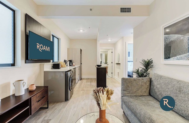 Roami at The Palace | 2 Bedroom | Queen #15