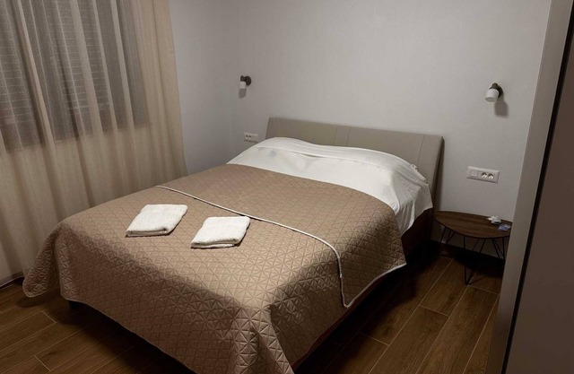 ROBI 2 One-Bedroom Apartment with Terrace (manji)