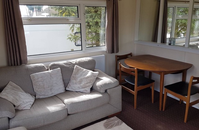 Robin hood retreat 2 bedroom chalet Free parking
