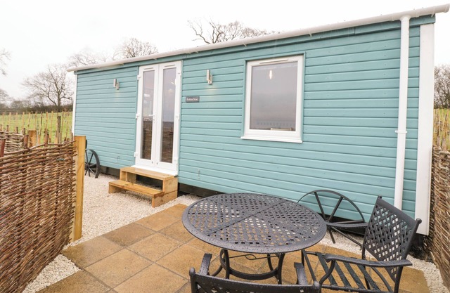 ROBINS NEST, pet friendly, with a garden in Napton-On-The-Hill