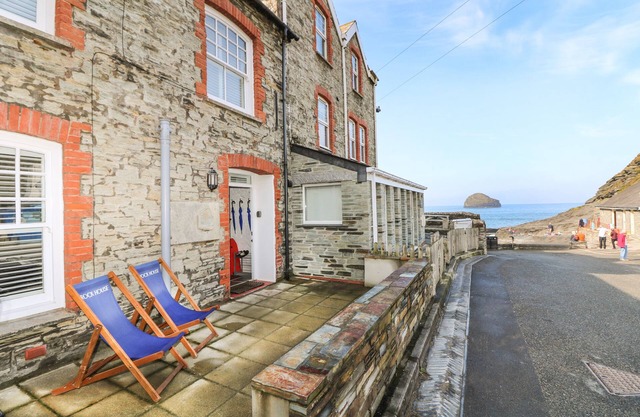 ROCK HOUSE, pet friendly, character holiday cottage in Tintagel