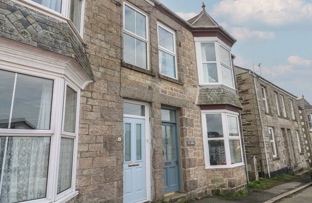 ROCK LOBSTER, pet friendly, character holiday cottage in Porthleven