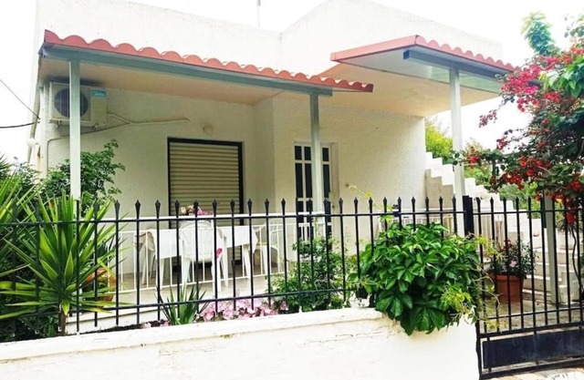 Romantic Greek villa 150 m from the beach