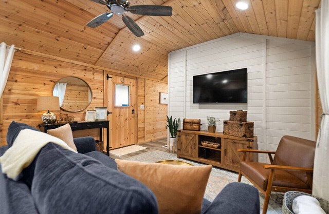 Romantic Cabin | Dog Friendly Stay | 9 Mn to Gorge