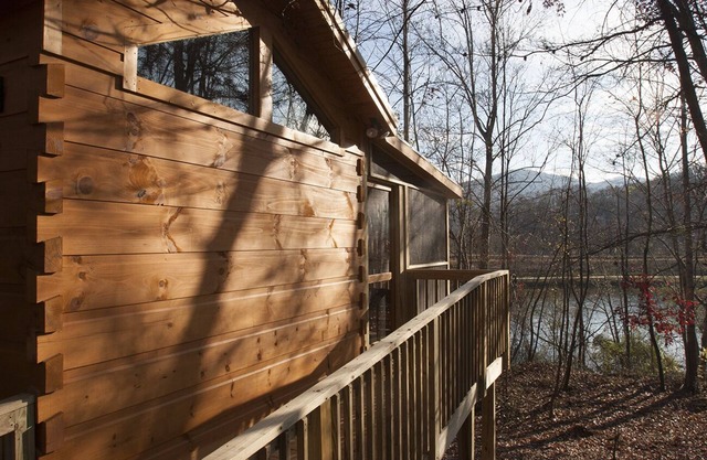 Romantic Cabin on Beautiful Lake Lure!