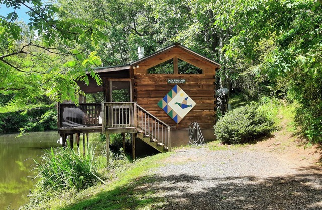 Romantic Cabin overloking pond