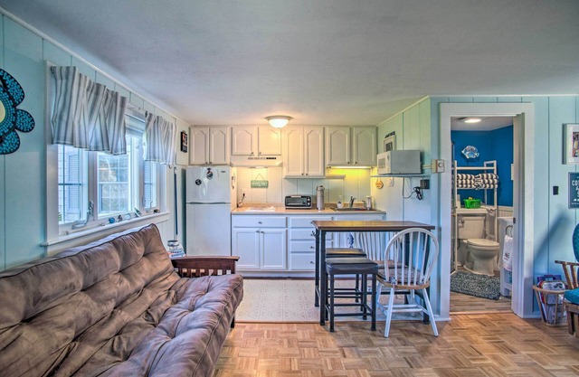 Romantic Cape Cod Studio w/Patio, Near Beaches