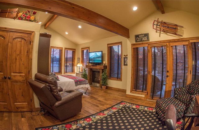 Romantic Columbine Cottage guest suite on gated private four acre horse ranch.