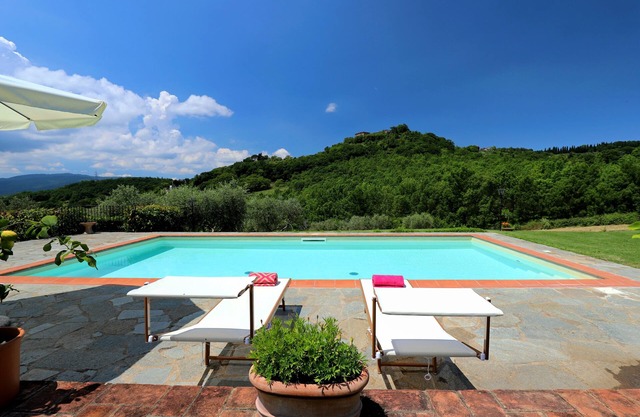 Romantic cottage with private pool and garden.