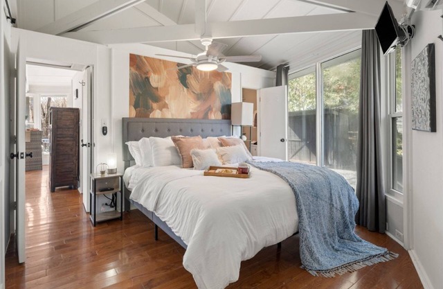 Romantic Cozy Cottage Views Hot Tub Minutes to FUN