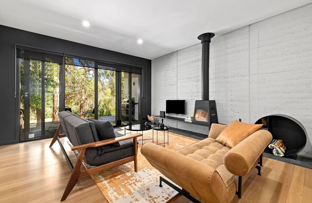 Romantic Daylesford Lakefront: Fireplace, King Bed, Spa