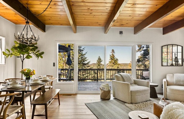 Romantic & Family Friendly Chalet In The Woods