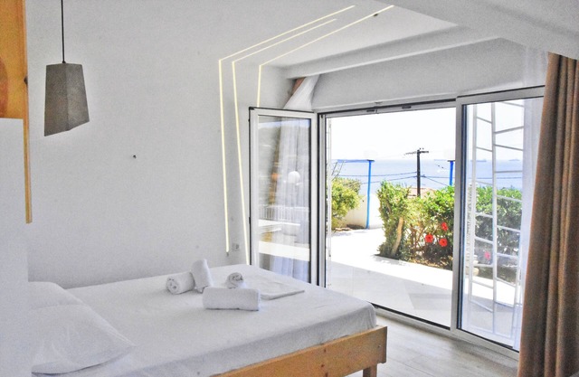 Romantic garden house, with bbq, 2 min walking from the beach!