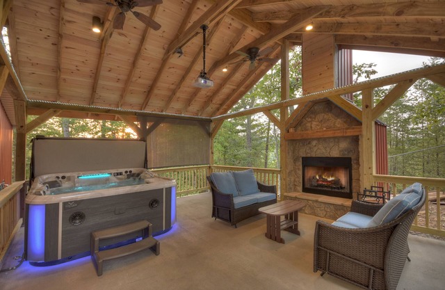 Romantic Getaway, King Bed, privateHOT TUB,Outdoor Fireplace&movies, DOWNTOWN 1m