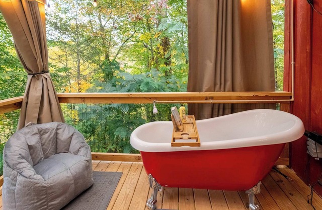 Romantic getaway w/outdoor soaking tub