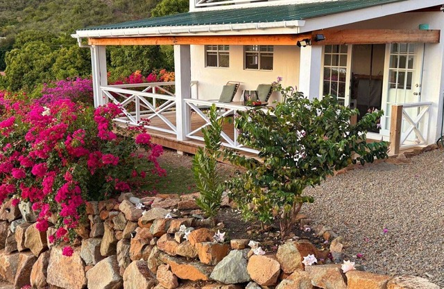 Romantic Off-Grid Sea View Retreat/Walk to Beach