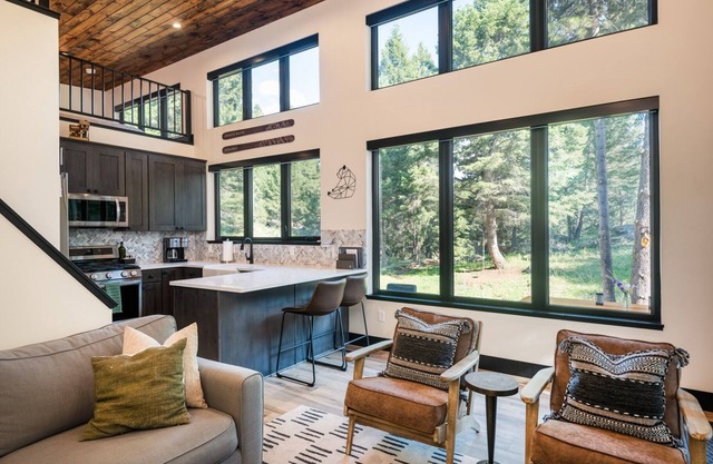 Romantic Private Cabin for Couples! Ski, Hike, Relax, Hot Tub!