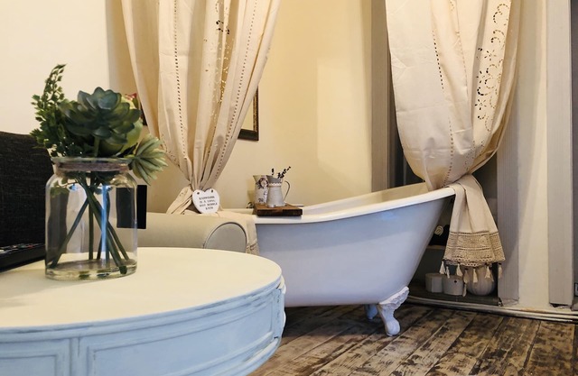 Romantic retreat.Free standing bathtub available!