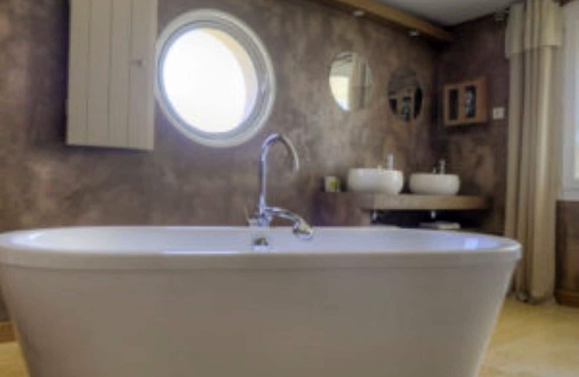 Romantic room with Sainte Victoire view and swimming pool