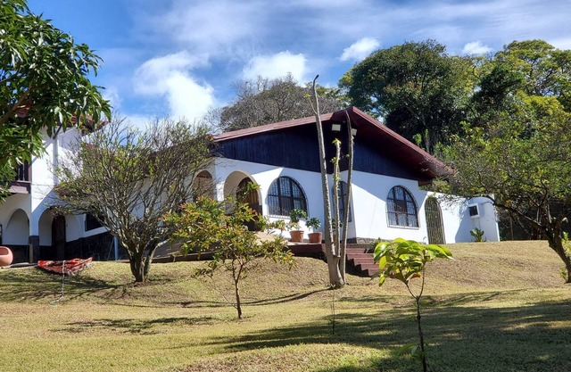 Romantic Rustic Villa in the Mountains 30 Minutes from The airport .