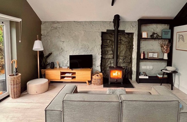 Romantic Stone Bothy Retreat in Llangefni