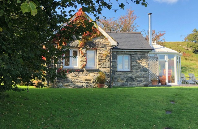 Romantic Stone built cottage with Log burner