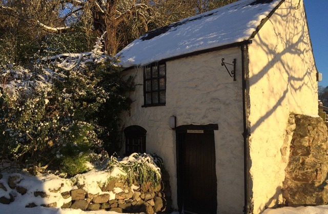 Romantic Stone Cottage with private woodfired hot tub, spa bathroom, yoga deck!