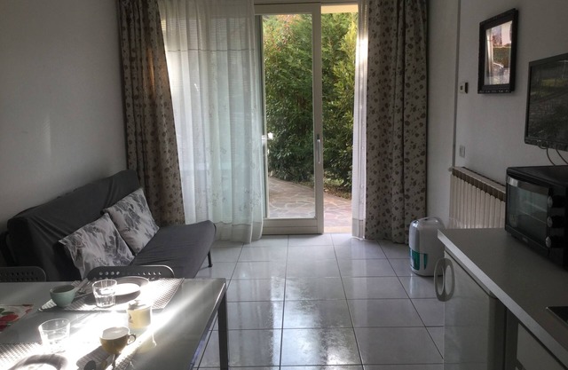 romantic studio, lake area