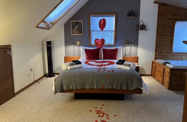 Romantic vibe, fine art, good times. Parks, lakes. Optional experience packages