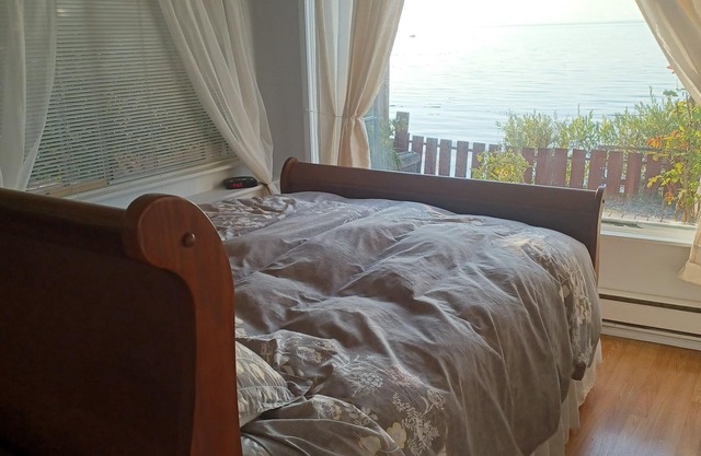 Romantic Waterfront apartment. Sunrises/Sunsets from Deck.