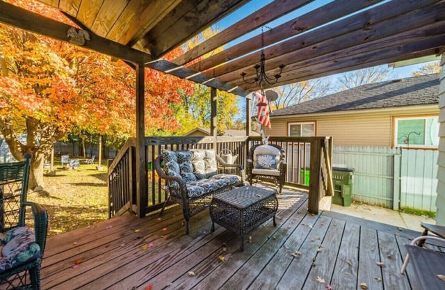 Romantic West Side Cottage, 2/2 sleeps 6-8.