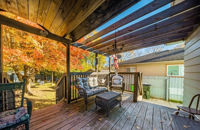 Romantic West Side Cottage, Barberton / Akron