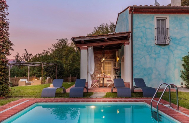 Rondini, Farmhouse with pool